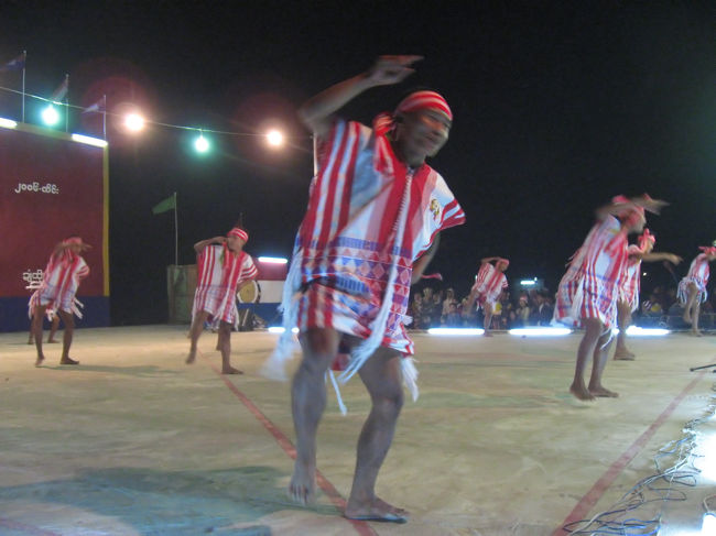 今度こそ終わり、と思ったら、おじさんダンサーズが登場。<br />観衆から掛け声が飛び、大盛り上がり。アンコール的な位置づけみたい。