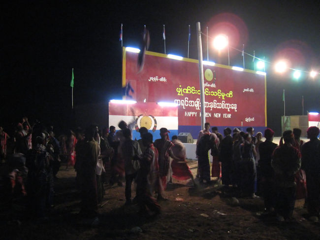 でも終わっちゃった。<br />もう10時。ゲストハウスに戻らなきゃ。<br /><br />祭りの後はいつでも寂しいけど、10kmの真っ暗な道のりを自転車で帰るのは、さらに寂しいものがある。<br /><br />(写真が多くてすみませんでした。次はタトォンへ向かいます)