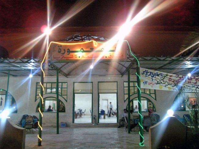 ドライブイン。<br /><br />けっしてミラーボールやスポットライトが備え付けられているわけではありません。