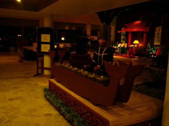 サンダカンからコタキナバルに戻ってきました。今度のお宿は、タンジュンアルリゾートホテルです。バスから降りたら階段があって右手には、何の楽器だろ？ホテルの方が演奏してました。低い音で落ち着いた音です。お客さんが到着するころに演奏するのかな？