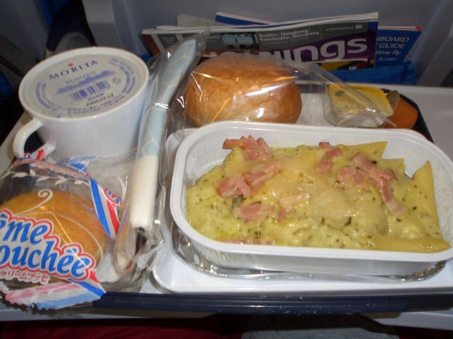 軽食。<br />そしてほどなくヘルシンキ到着。<br />乗り換え時間が１時間切ってるのに、<br />到着してから待たされてー!!!<br />あせって乗り継ぎしました。はぁ･･･