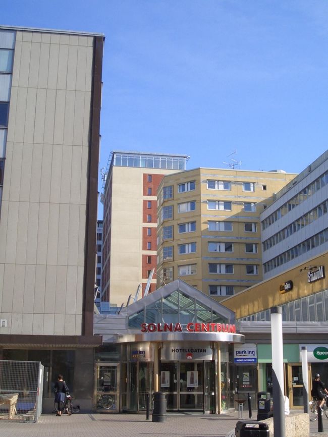 ストックホルムのホテル<br />PARK IN SOLNA<br />写真の奥に見える建物。<br />大きなショッピングセンターの中にあり、<br />スーパーも近くにあって便利なとこでした。