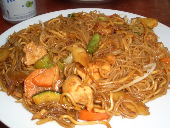 疲れたので、ショッピングセンターの中で<br />食べようと外に出たら･･･<br />19時閉店らしく閑散としてました。<br />その中でなんとか、中華？アジア？のお店で<br />焼きそば？？？のようなもの。<br />おいしかったけど、大量でした･･･<br />明日はいよいよストックホルム!!!