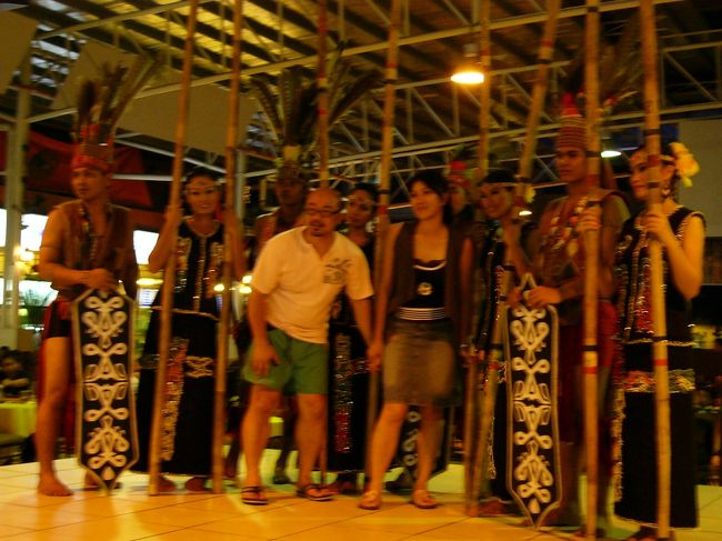 セドコ・コンプレックスの中央にはステージがあって、毎週水曜日と日曜日以外は（ちょっと曜日には自信なし）民族舞踊のステージをやってます。夜7時半から8時半まで。これはステージ終了後にお客さんとポーズをとっている図です。