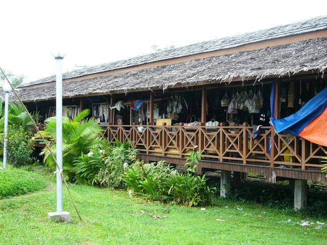 この中はおみやげ物やさんです。みんな同じようなものを売っています。Ｔシャツとかキーホルダーとかが多かったな〜