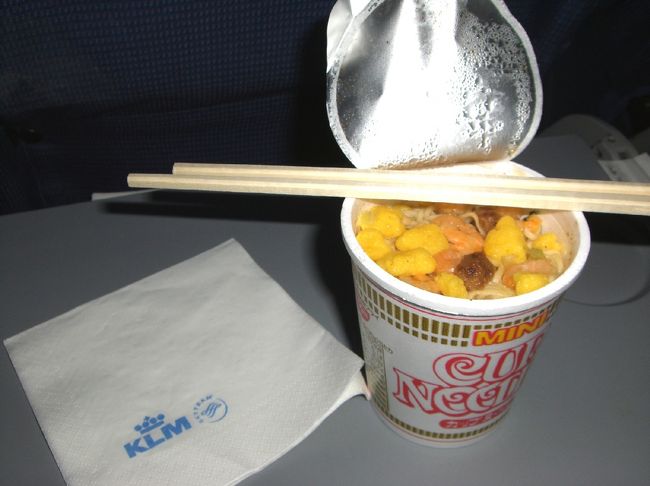 ☆リフレッシュメントはカップヌードル<br /><br />関空からＫＬＭで先ずはアムステルダムまで向かう。途中、リフレッシュメントにカップヌードルが供されたのには意表をつかれ、しかも思わず食べてしまった自分のメタボ腹が恨めしい。<br /><br />発想自体はとても面白いと思ったが、如何せん、そもそもお湯がぬるかったり、座席によっては麺がノビノビになってしまっているなど、改善の余地はありそう。でも、アイデアの意欲を買って、座布団一枚やってくりぃ！！<br />