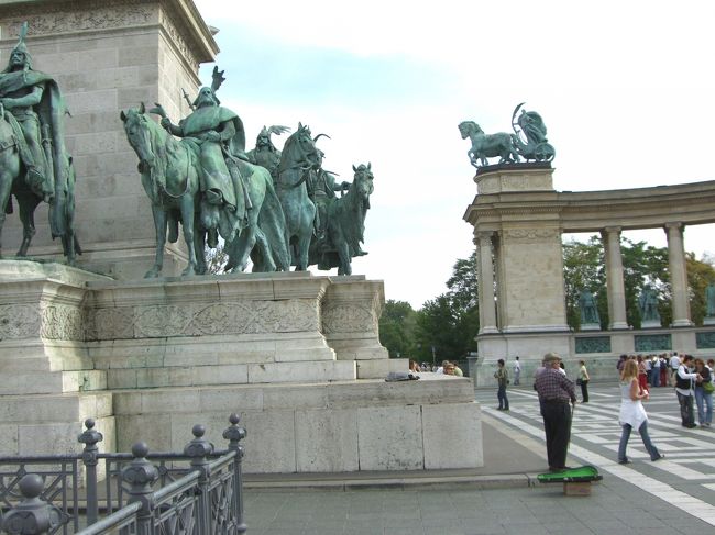 ☆英雄広場にて<br /><br />ガイドさんの説明によれば、ウラル方面から辿りついたとされるマジャール族がこの地を支配したのがハンガリーの起源らしいのですが、隣接したキリスト教国からの圧力を避けつつ確固たる国家にするため、ハンガリーの初代王とされるイシュトヴァーン王は周辺諸国に同調すべくキリスト教を国教として制定したそうな。大陸との関係において仏教を国教として制定した日本（聖徳太子）の歴史にも通じるお話。<br />