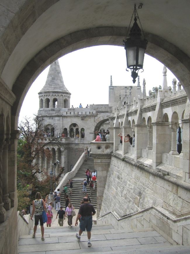 ☆漁夫の砦にて<br /><br />期待に胸を膨らませて眺めた砦からの景色は、なるほど美しくはあります。しかし、期待が大きすぎたのか、はたまた、後々の旅行で眺めたプラハの素晴らしい街並みと比較してしまうせいなのか、少しばかり期待はずれ。と言うか、都市景観に対する規制や取り組みが日本並みに甘いのではないかと、いささか心配になってしまいます。<br /><br />そもそも何であんなところにあんなヒルトンホテルが建てられるに至ったのか、いやはや、困ったもんです。<br />