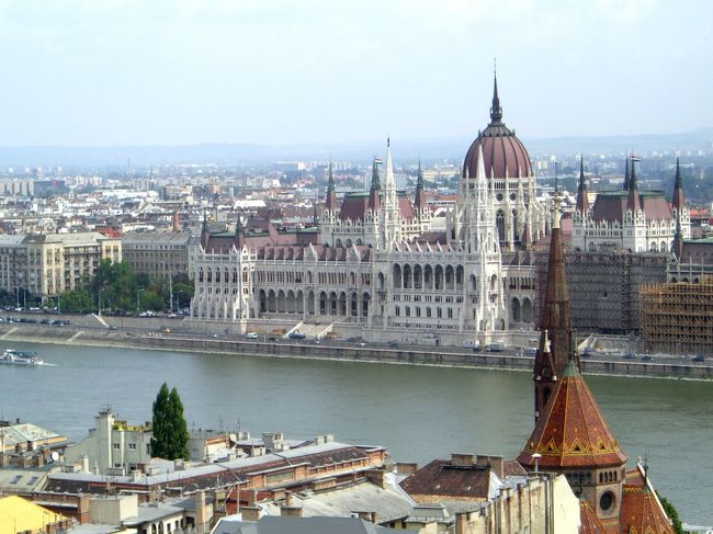 ☆気合の入った国会議事堂<br /><br />漁夫の塔から眺めるドナウ川とそのほとりに建つ勇壮なハンガリーの国会議事堂。気合十分、一点豪華主義で精一杯やってみました！、という気迫のようなものが伝わってきます。<br /><br />中欧各地の名所旧跡のあちこちでコツコツと改修工事がなされていましたが、ハンガリーのこの国会議事堂も右翼？が工事中でした。<br />