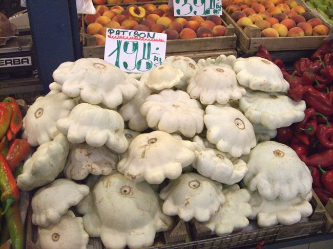 ☆中央市場にて<br /><br />見たこともない野菜や果物の発見が必ずと言っていいほどあって、各国の市場を覗いてみるのはとても楽しいこと。この野菜も私としては初めて見るものでした。名札の"Patison"を帰国後に調べたら、どうやらズッキーニの仲間らしい。まさに夏が旬のようで、なかなか美味しいのだとか。食せなかったのがまことに残念。<br />