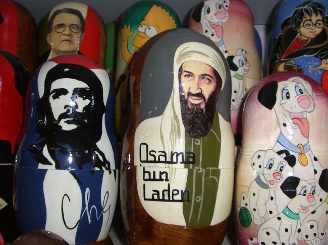☆オサマ・ビン・ラディンのマトリョーシカ<br /><br />今回、中欧各地の土産物屋を覗いて驚いたことの一つは、マトリョーシカのバリエーションがメチャクチャ増えていること。いつの間にこんなに多展開されてしまったのかしらん。サッカーをはじめとしたスポーツ選手もの、芸能スターもの、キャラクターもの、それに政治もの。ともかく、有名人なら誰でも有り、といった感じ。多少のことはご愛嬌と笑い飛ばせますが、これほどまでに節操無いと、いささかウンザリ。<br /><br />しかし、ディズニーの横に脈絡無く並んでいるビン・ラディンのマトリョーシカ。もしもこいつをブッシュ大統領にお土産として献上したとしたら????思わずニンマリしてしまった。何しろ、ばらしても、ばらしても、これでもか、これでもかと、中からビン・ラディンが息絶えることなく「コンニチワ！！」とばかりに飛び出してくるのだから。<br />