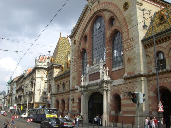 ☆堂々たる中央市場<br /><br />中は市場そのものですが、外観はこのように堂々たる歴史的建造物風でありました。<br />