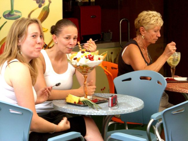 ☆ちょっとそれは・・・・！？<br /><br />ヴァーツィ通りのアイスクリームショップのテラスにて。圧倒的な量に似合わない手の込んだデコレーションだが、「どんだけー！！」という感じ。本人たちも呆れているご様子。これが運ばれてきたときの喚声とその表情も見てみたかったものです。さすがにこのデカさは二人にはキツイ（はず）。<br /><br />日本だと観光地の夏と言えばソフトクリームが定番ですが、中欧各地ではアイスクリームショップをそれほど多くは見かけなかったように感じます。<br />