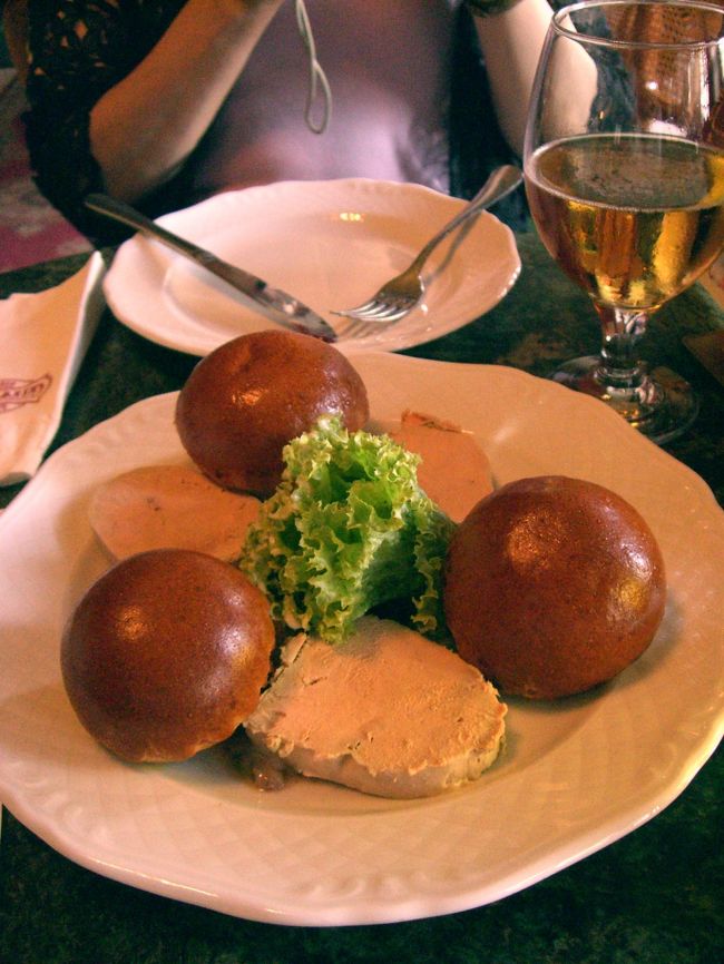 ☆ジェルボーで一息、と言うか、ガッツリ！<br /><br />カフェ・ジェルボーにて一息。ヨーロッパのトラディショナルなカフェですからコーヒーにケーキというのがガイドブック的王道なのかもしれません。でも、根っからの食いしん坊＆呑み助である私たち夫婦にかかると、迷わず「フォアグラのテリーヌのセット」と「ビール」といった注文になってしまうのです。<br /><br />ハンガリー名産？のフォアグラは結構なボリュームでご登場。二人に一皿で十ニ分（昼食後間もない、ということもあったのですが）。パンも写真とは別にもたっぷりと添えられて参りました。<br /><br />フォアグラ自体はかなり濃厚でクセある味わいですが、添えられたジャムのほの甘さと、ザワークラウトのほどよい酸味とが口の中で一緒に会いまみえるや、酸っぱ、甘、コクが絶妙のハーモニー。彦摩呂風に言うならば、「ドナウの味の三拍子やぁ〜」、といった感じでしょうか。<br />