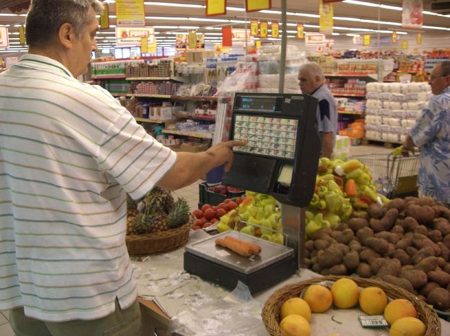 ☆ブダペストのスーパーにて<br /><br />中欧旅行中、いわゆるコンビニのような類の店が宿泊ホテル周辺に・・・街全体でも？・・・無く、コンビニのある生活に慣れきってしまっている私たちには、飲み物の調達などの面で少々不自由。機会を逸して、結局かなり高くつくホテルの冷蔵庫を何度も使ってしまうはめに。ただブダペストでは、幸いホテルの向かいにスーパーマーケットが有り助かりました。<br /><br />写真は、そのスーパーの野菜売り場での一コマ。野菜類は計り売りなのですが、お客は必要なだけの量(数)をハカリに自分で置き、該当する品物の種類のスイッチを押し、そしてプリントされて出てきた正札を自分で貼ってレジまで持っていくというシステム。とても合理的。日本のスーパーなどでも採用願いたいシステム。もっとも、その気になれば多少のことは誤魔化せてしまうのですが。<br /><br />