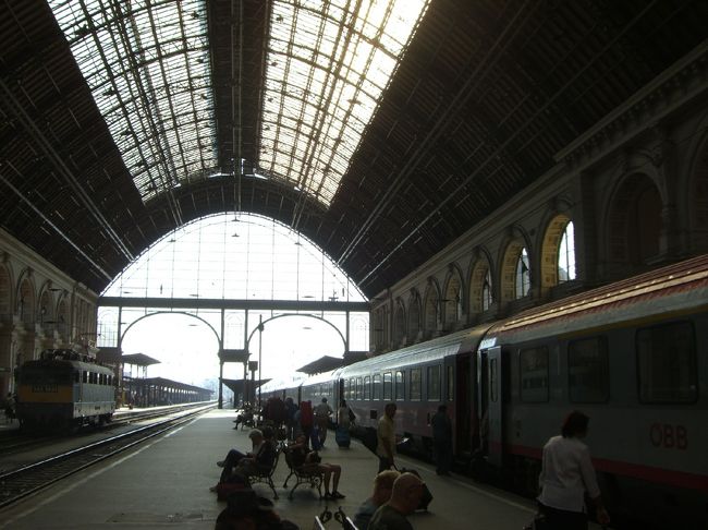☆ウィーンへは列車で国境越え<br /><br />ブダペストからは列車でウィーンに向かいました。六人がけのコンパートメント。ところが、指定席に座ろうとするや、母娘二人の先客が居座っていてそこで一悶着。<br /><br />ドイツ人かオーストリア人かではないかと推察しているのですが、娘は５〜６歳、母親は三十代前半ぐらいでしょうか。チケットを見せながらここは私たちの席だと説明しても、ガンとして動こうとしてくれない。「私も一等車のチケットであり、そして、私たちはここを貴方より先に確保した」の一点張り。結局、彼女らは一等席の言わば「自由席」のチケットを買っていて、「指定席」の存在を知らなかったように思われます。しばし、平行線が続いた後、納得したのか諦めたのかは計り知れませんが、最後には荷物を放り投げ、蹴飛ばしながらエライ剣幕で次の車両に移っていきました。<br /><br />相手の目をしっかりと見据え、相手の話に一応は耳を傾けつつ、それでも自分の主張は決して譲ろうとしない。彼の地の人々が自己主張するときの凄まじさを目の当たりに出来たことは、今となっては旅の良き想い出です。<br /><br />写真はブダペスト駅。