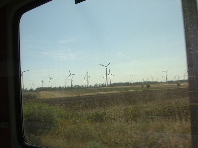 ☆風車<br /><br />世界の車窓？からは、風力発電の風車が田園地帯のあちらこちらに見られました。<br />