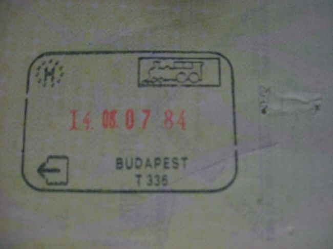 ☆列車でのパスポートコントロール<br /><br />ハンガリーとオーストリアの国境は列車で越えることに。で、パスポートコントロールも列車内で。スタンプはご覧のようなものでした。<br /><br />ＥＵでは、パスポートチェックの折、入出国の手段（飛行機か、車か、列車か、そしてたぶん船か）がイラストで表記されるそうです。<br /><br />ちなみに、国境を越えてオーストリアに入ると共に、当然といえば当然なのでしょうが、街並みや建物の様子も違ってきます。一言で言って、経済力の差が歴然と目に映ってきます。陸続きでのこうした変化というのは、日本人の目には不思議に映ります。<br /><br /><br />旅はウィーンへと続くのココロだぁ・・・<br />