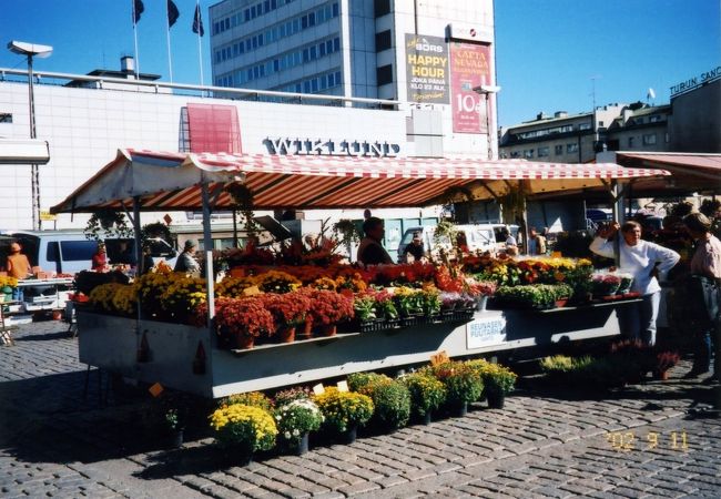 一方通行に閉口しながらもKauppatoriの近くの駐車場を見つけて、入れる。ヘルシンキのHakaniemiのように庶民的。友人はSampyla（フィンランド風パン）をほうばるが、私は二日酔いでまだ食べたくない。