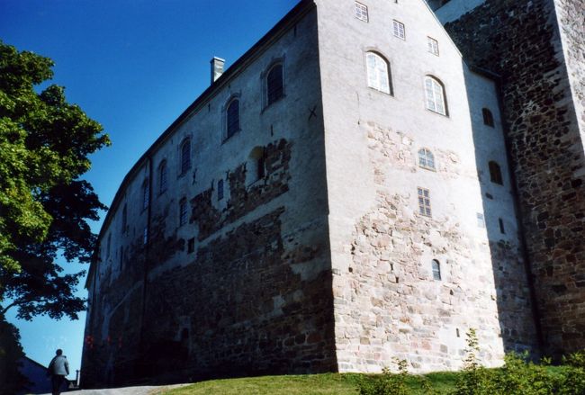 Linnankatu(通り）をTurunlinna（Turku城）へ。駐車場がわからずとなりのTurku港のおおきな駐車場に泊める。城と言うよりは貴族の館のよう。中の博物館も同様に13世紀ごろからのスウェーデン貴族の様子がわかる。