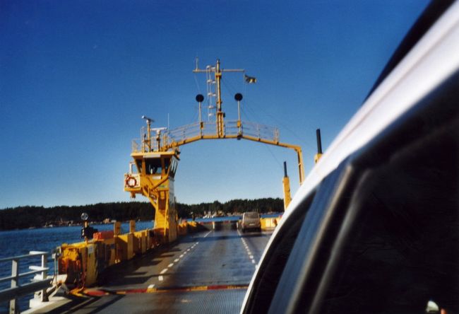 Lautta（フェリー）に車を載せる。