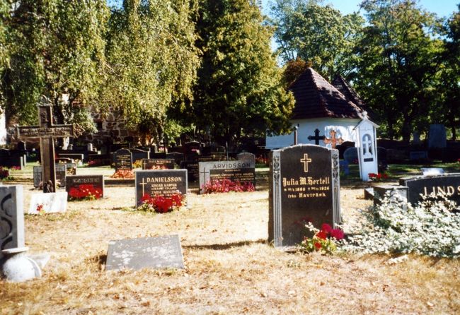 教会の隣のお墓。名前がスウェーデン式だ。