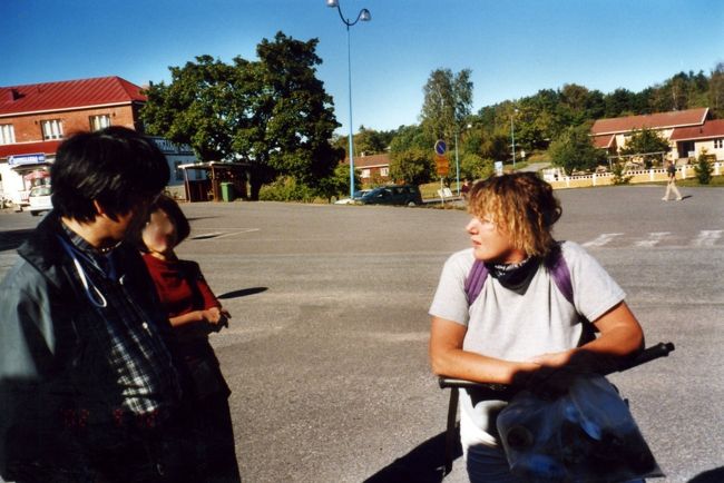 女性が英語で話しかけてきた。私は途中まで英語で答えていたが、もしかしたらフィンランド語も話せるかもと思い、フィンランド語にした。本人はフィンランド語も流暢であった。普段はスウェーデン語だと。日本の東京横浜に行ったことがあるが、真夏だったので散々の目にあったと話してくれた。<br />さらにKorpoの先のKorpostromまで行ったが、途中から兵士の行軍にあった。なにやら物々しい雰囲気。先には軍事基地があった。<br />Korpoのそばの景色のいいところで持ってきたお弁当で昼食。おにぎりがおいしかった！