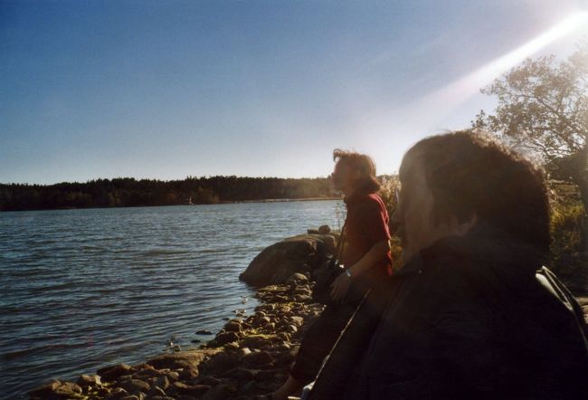 ゆっくりと波打ち際で景色を堪能し、日暮れ前にコテージに帰る（道が悪くとても夜運転する気にはなれない）。<br />この日もサウナ三昧。海がきれいだ。夜も晴れて最高に日だった。普通Saaristoは6-7月にくるところ、知り合いのフィンランド人からは9月中旬は寒いよと少し馬鹿にされた。しかし天候にも恵まれ暖かく最高のコテージ三昧であった。<br />9/13は急遽Hameenlinnaに行くことになり、朝もやの中を出発した。朝は霧が土から沸き立つようである。朝の冷気と、土の温かさからとてもきれいな朝もやがでた。次第に太陽の光の中で消えていくのが美しかった。Turkuの手前でガソリン満タンにするとき、朝が早いため自動機械しかなかった。13リッターしか入らなかったのに15リッター分払ってしまった（2006年には後で払い戻してもらう強心臓となったがこのときは事務所も開いてなく時間もなかった。フィンランドではオートマティックのガソリンスタンドが多く、日本のようにお釣りが出ないので要注意である。
