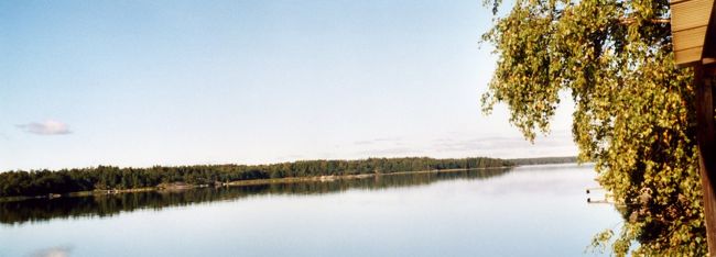 コテージから対岸を見る。夜月が沈むとほんとうに真っ暗になった。私は今までこれほどの暗さの夜を知らない。対岸を懐中電灯で照らすと木々の先がよく見える。波に星が不気味なほど明るく写っている。ラップランドの夜はオーロラがでていなくてもオーロラの影響でいつもなんとなくボーっと明るい。南の夜空はとても暗かった。