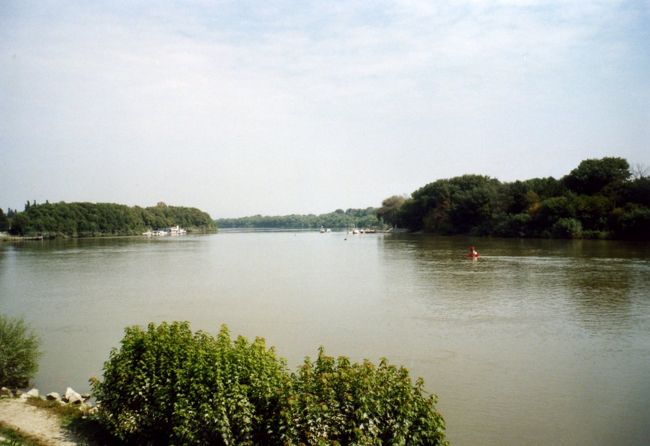 Nauvoには島と海がきれいなビューポイントがたくさんある。そのようなところいくつかに車を止めた。180号線から側道にはいってけしきのいい海岸線を目指す。