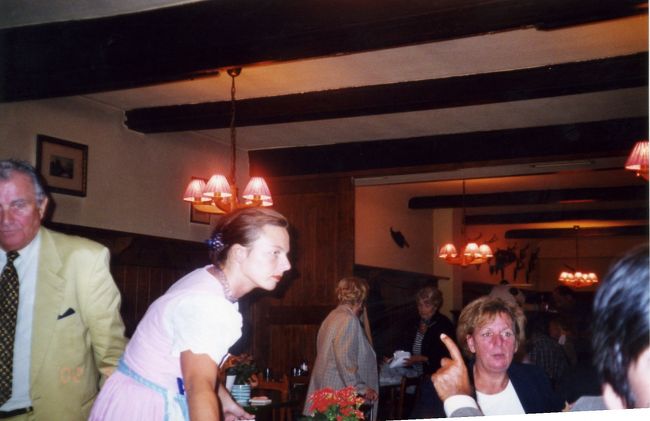 ワインは持ってきてくれるが、つまみはビュッフェに買いに行く。ソーセージ、チキン、ポテト、ザウワークラフと、どれも安くてとてもおいしい。ワインも安い。一人12ユーロで満腹になったし、しこたま飲んだ。