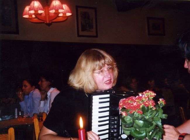 リクエストを聞いてきた。友人が何かをリクエストしたが忘れてしまった、チップを10ユーロもやってしまった。しこたまのんでたからな。