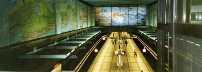 9/5　Budapest　Keleti駅を1530に出発したIC344は3時間かけてウィーン西駅についた。途中国境での検札は結構厳しく（当時はまだハンガリーはEUでなかった）、ユダヤ教の帽子をかぶっていた人が長く尋問されていた。また列車の天井裏までみる厳しさだった。<br />車窓はのどかな丘が続く、ところどころにドナウ川が見える。Kelati駅はスリやかっぱらいが多く、非常に緊張していたが、あまり心配なかった。むしろBeogradから来る列車のため大幅に送れ、とんでもない遠くのホームにおいやられたのが大変だった。30分停車のため、15分遅れくらいで出発。西駅にはほぼ定刻に着いた。ウィーンが東欧にひらけた町であることを再認識した。ともかく駅前のホテルに荷物を置き、地下鉄で美術史博物館へ。