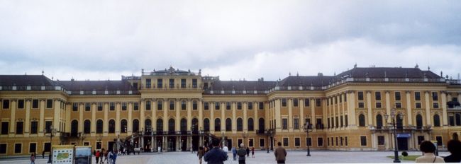 庭園もきれいだった。<br />U4でホテルに帰り、荷物をとって空港に向った。<br />ウィーンは1日でも結構楽しめた。24時間パスを1130に購入し、翌日1130まで使用した。切符も効率的に使用できた。<br />今回は16日間の長旅で、5日間のハンガリー、9日間のフィンランド、4日間のウィーン（重複あり）であったがハンガリー、ウィーンの文化の堪能とフィンランドの自然とが両方ともかけがえのないものにおもえた16日間であった。