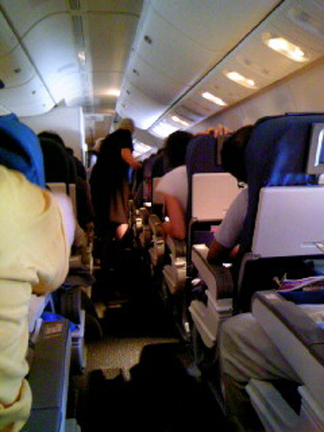 [day 1]FLIGHT TO SEATTLE<br /><br />台風の接近で、天気が良かったり悪かったりだったが、<br />なんとか雨にも降られずに出発！