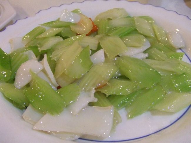 成田3時発、5時すぎ着でした。（飛行時間3時間、時差1時間）<br /><br />成田集合の時点で、てんでばらばらギリ到着。でもとりあえずなんとかなっちゃう強運な人たち、、<br /><br />これは空港から上海市内に入り、なんかどでかい食堂に連れて行かれて食べたイカセロリです。次から次へと何皿も登場。上海料理はあっさりしてて食べやすい。