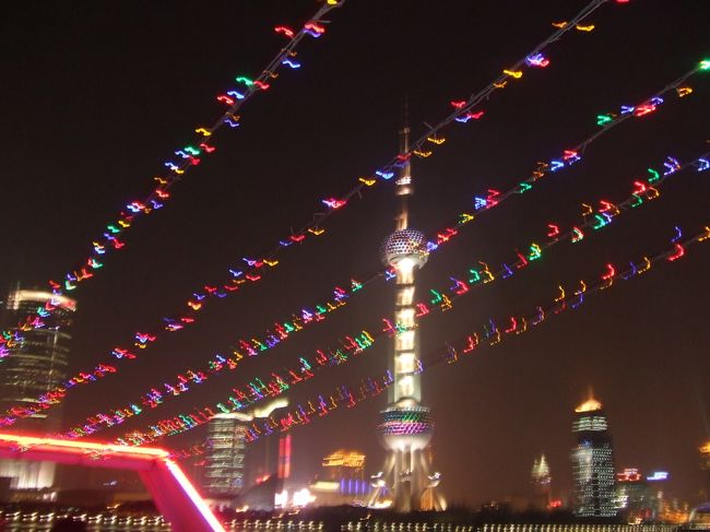 まだまだ元気一杯の我々は、上海っ子の添乗員さんにお願いして、夜景クルーズに連れて行ってもらいました。<br /><br />甲板も思ってたほど寒くなくて、噂どおりの夜景の素晴らしさに大コーフンで写真撮りまくったけど、結果ブレブレでした。夜景は難しい。つーかコーフンしすぎ、、、