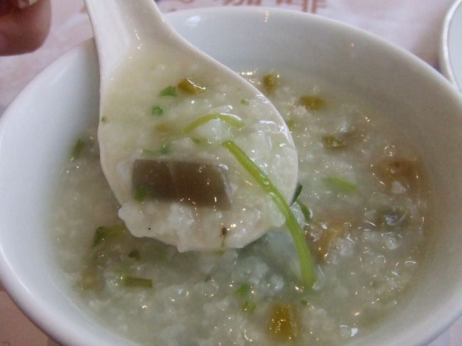 さっそくだけど、マッサージにも連れて行ってもらいました。<br />「浦江飯店〜ASTOR HOUSE HOTEL」という、かつてアインシュタインやチャップリンも泊まったという老舗。すっごく素敵だったのに、なんで写真がないんだろ？外灘（バンド）の近くで場所も雰囲気もいい。３０年代くらいの上海の雰囲気が好きな人は気に入るはず！<br />今度はここに泊まりたいよ〜<br /><br />写真は翌朝のピータン粥です。ウマウマ〜