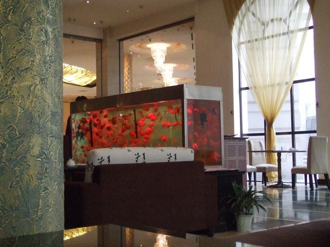 我々が泊まったホテルは、「カントンホテル上海〜GUANGDONG HOTEL」<br /><br />朝食もよかったし、内装もシックで素敵だったけれど、いかんせん中心街から遠すぎる！！<br />タクシーで20分くらいと聞いていたけれど、渋滞があったりもして、とにかく不便。わざわざ追加料金払ってホテルのグレードアップしてもらったのにぃ！ファミリーならいいかもしれないけど、夜遊びしたい人には向かないとこです。