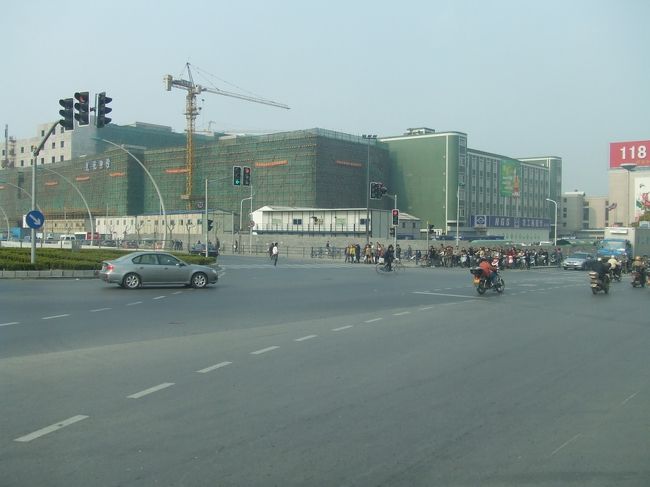 道路が広いなあ。<br />ここも建設中。