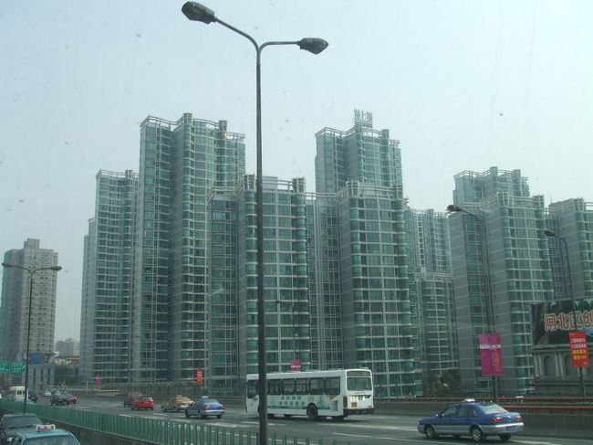 おしゃれビル。<br />上海では、地震の恐れがないから建築基準が日本とは随分違うらしく、建物もこちらの感覚ではありえないような自由な構造のものが多くて、興味深かったです。<br />なんか未来都市っぽいの。