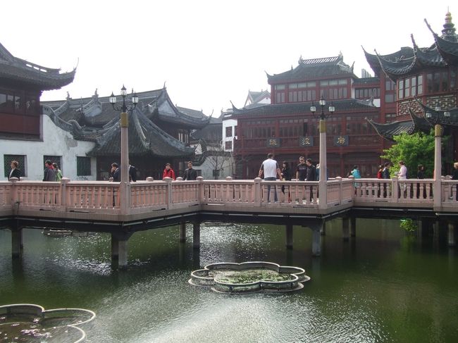 豫園です。<br />よえんは、すっごい昔になんとかっていうお役人が親孝行のために作ったお庭だそうです。<br />あちこちかっこいー☆ <br />