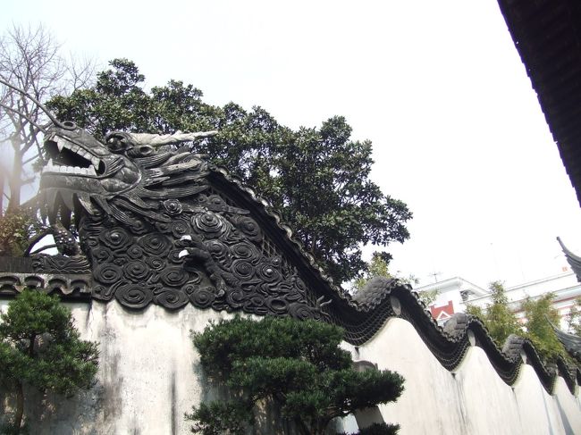 この龍の壁かっくいーー