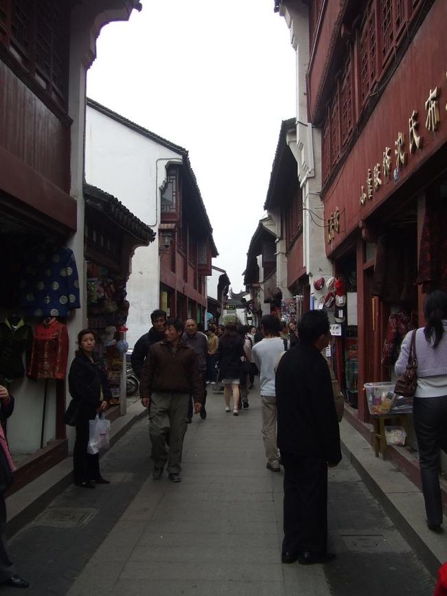 上海市内から30分くらいかなー、バスでしばらく行ったところに、七宝（ちーぱお）という運河の素敵な街があります。<br />ここ、けっこう期待してたんだけど、なんと自由時間はたったの30分！！！<br />土産物屋に何時間もいたくせに、肝心の観光は30分！！！<br />しかも細い小道には観光客がたくさんいて、思うように進めません。イライラします。私はなんとしてでも、ガイドさんが上海で一番美味しいと言っていたしょーろんぽー屋さんに行きたいんですっ！！どけどけどけーっ！
