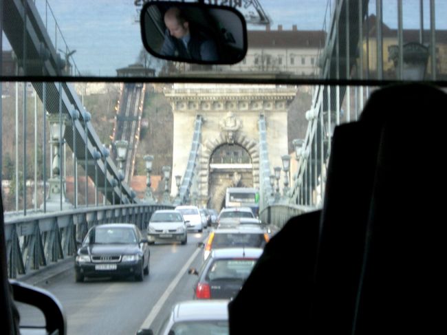 くさり橋を渡る。<br /><br />朝の渋滞中。<br /><br />