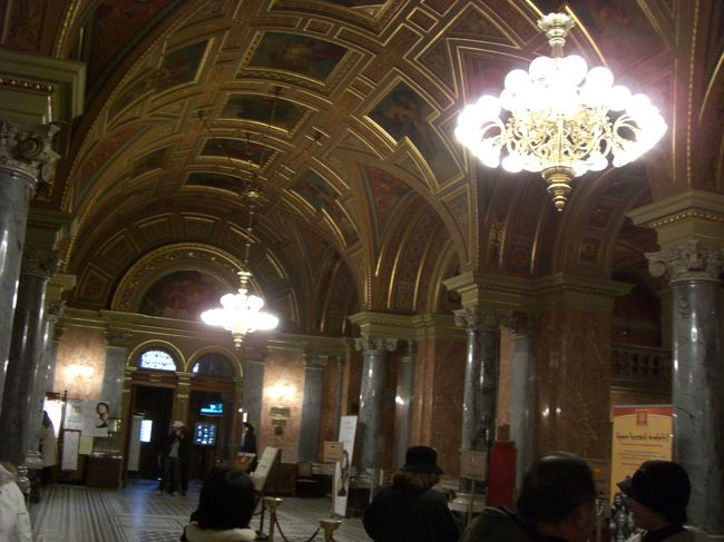 オペラ座見学ツアーへ。<br /><br />リストの像がありました。<br /><br />エリザベート皇妃の専用席もあり、王女様気分を味あう。