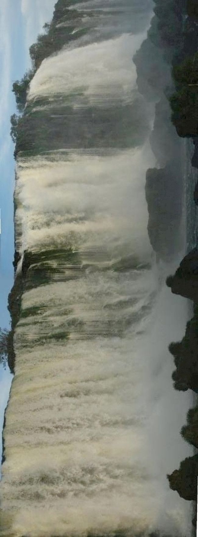 イグアスの滝のワイド感を出すため、パノラマ写真にしました。マイピクチャーに取り込んで右に９０度回転させて横長画像で見てください、迫力がありますよ！是非試して見て下さい。（以下２枚同じ）