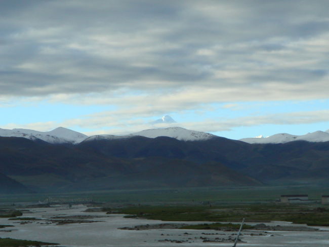 １７日間いたラサを後にして、２週間のツアーに出た。。。 <br />ランクルをチャーターしてのツアーだ。。。 <br />日本人２人と南アフリカ人と中国人の４人でのなんともインターナショナルなツアーになった。。。 <br />俺の目的地は２つ！！！ <br />世界最高峰のエベレストを見ることと、仏教徒、ヒンドゥー教、ボン教の聖地カイラスをコルラすること。。。 <br />コルラとは、聖地の周りを巡礼して歩く行為。。。 <br /><br />ツアー初日から幸先よく雨が降っている・・・ <br />その状態を引きずったままでエベレストのベースキャンプにいったので、エベレストはきれいに見ることができなかった・・・ <br />写真でも中央にある、薄っすらと見れるのがエベレストらしい・・・ <br />エベレストはまったく納得できてないので、必ずいつかリベンジすることになると思う。。。 <br />