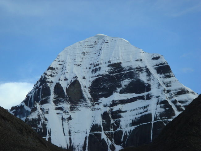 2週間のツアーの内シャワー浴びれたのが、３回と最高１週間シャワーも浴びれない生活で、電気のない宿もあり、ローソクで過ごすことも度々・・・ <br /><br />カイラスという聖地の山をコルラするときは、最高の標高が５６００ｍの峠を越えなければならないので、荷物は最小限にするため、食料はカップラーメンとビスケット程度に３日間過ごした。。。 <br /><br />コルラ中は１日で天候が晴れ・曇り・雨・雹とめまぐるしく変わっていく。。。 <br />もちろん標高が高いため、日が隠れるとかなり寒い。。。 <br />カイラスの１番きれいに見えるポイントでも霧がかかっていて、まったく見えなかったが、数時間待っていると天候が変化し、とても美しい山肌を見せてくれた。。。 <br />なんともいえない最高のひと時だった。。。 