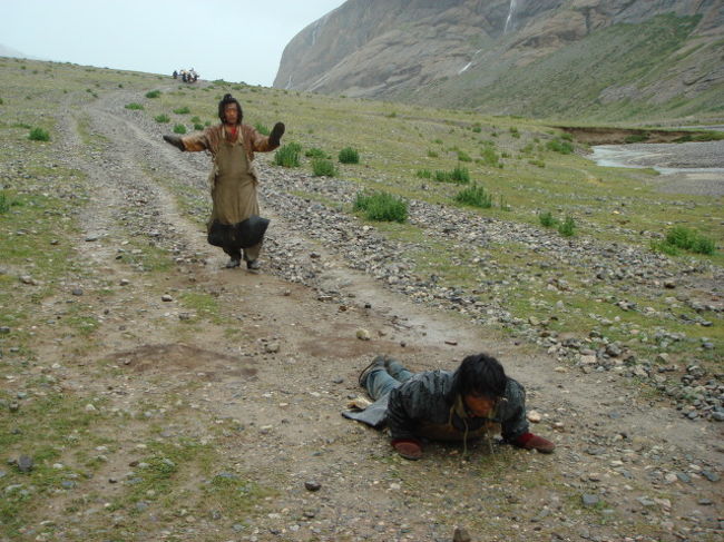 そのカイラスを五体投地で行く巡礼者ともであった。。。 <br />五体投地は五体すなわち両手・両膝・額を地面に投げ出すようにして少しずつ前に進んでいく動作のことであり、チベット仏教における巡礼のスタイルである。。。 <br /><br />傍から見てると、苦行のようにも思えるが、彼らはにとっては最高の幸せのようだ。。。 <br />コルラは過酷な道もあったが、俺も仏教徒ではないが、日本に住んでる以上、仏教に馴染みのあるものとして、少しコルラできてることに幸せも感じれた。。。 <br /><br />その後ツアーはネパールへ <br />３ヶ月足早に旅した中国ともお別れになってしまった。。。 <br />中国の国境を越え、ネパールに入るとそこは何もかも変わってしまった。。。 <br />人・文化・空気・・・ <br />国境という一枚の壁がここまで変えてしまうのかと、不思議でもあり面白い感じになった。。。 <br /><br />次はネパールを旅してみます。。。